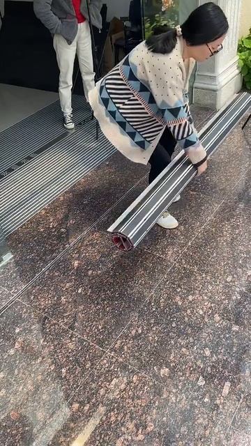 Рулонный алюминиевый противоскользящий коврик — компактно и практично