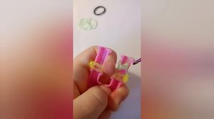 плетём бабочку из резиночек очень легко на рогатке для начинающих