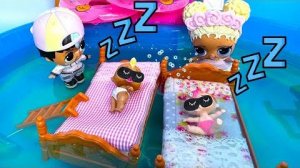 ИХИЙ ЧАС В БАССЕЙНЕ💦😴 Куклы ЛОЛ СЮРПРИЗ! ПУПСИКИ в детском садике😁 смешные мультики Дар
