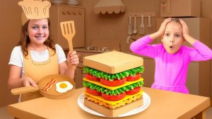 Майя и Мия внутри картонного домика