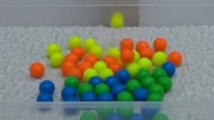 Видео для детей, Скатываем разноцветные шарики катываем шарики в крышку.#дети#видеодлядетей