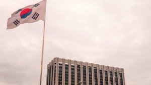 МИД Южной Кореи потребовал от посольства РФ убрать баннер "Победа будет за нами"