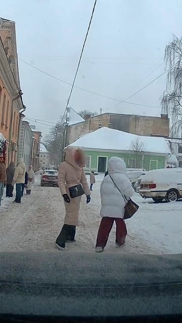 Корона дорогу преградила.