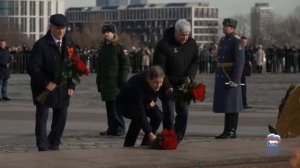 Возложение венков к Вечному огню  у стен 
 Музея Победы на Поклонной горе.mp4
