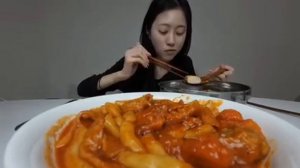 Мукбанг лапша, семга, ттокпокки Еда на камеру