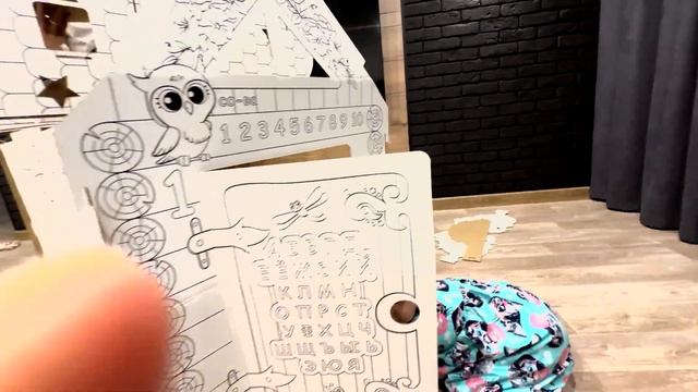 Викуля собирает картонный домик раскраску  Большой картонный домик-раскраска