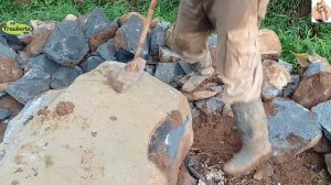 Строительство, самый сильный шахтёр разбивает камни в ручную