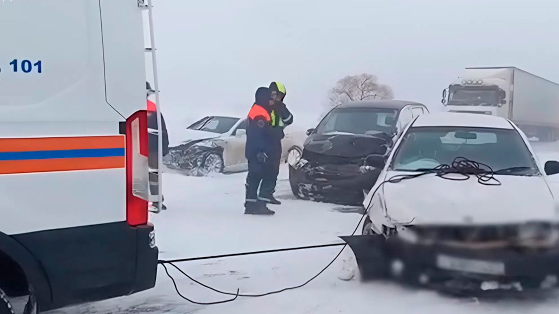 Массовое ДТП в селе Зоевка в Хабаровском крае. Семь машин столкнулись на ледяной трассе смотреть онлайн