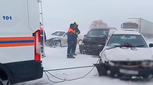 Массовое ДТП в селе Зоевка в Хабаровском крае. Семь машин столкнулись на ледяной трассе