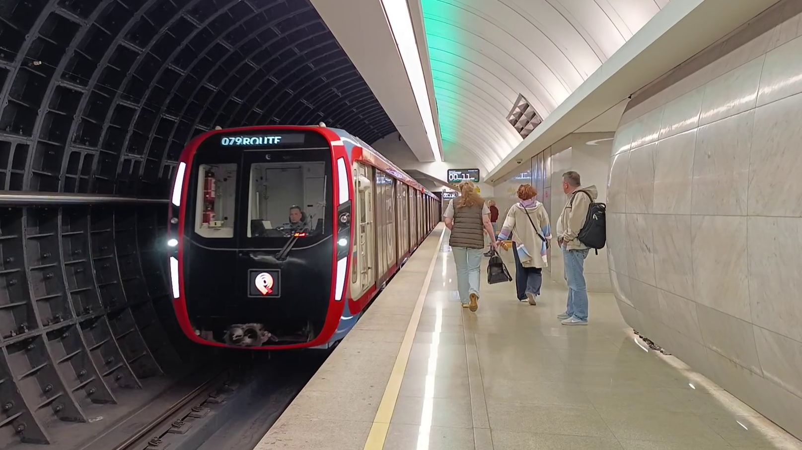 Московское метро очень красивая подборка станций Большой кольцевой линии и поезд Москва смотреть онлайн