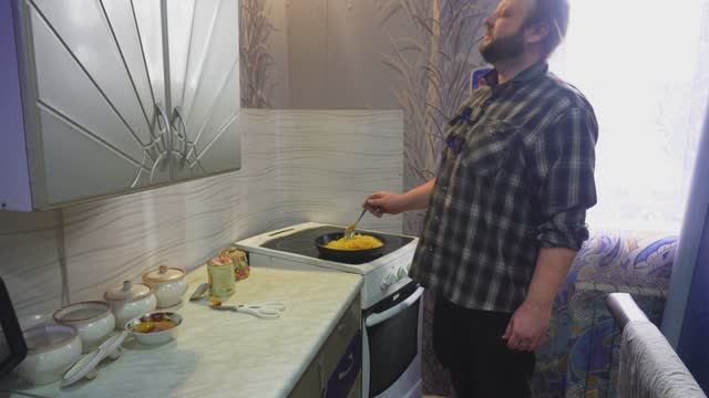 Утро в Сибири Обход усадьбы и вермишель на завтрак ПОДВАЛ ИЛЬИЧА жизнь в глуши смотреть онлайн