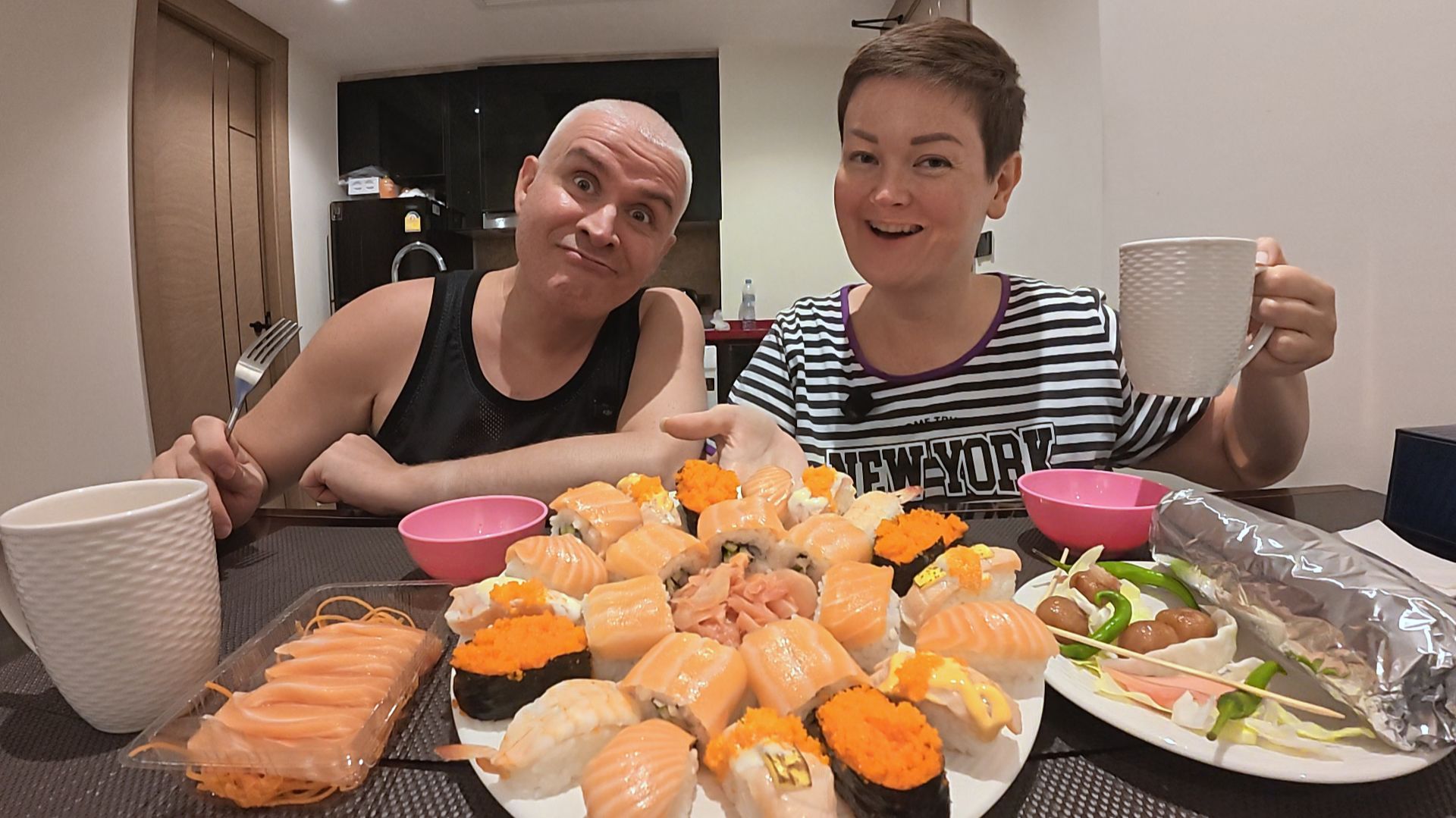 Мукбанг ОТМЕТИЛИ 23 февраля в Таиланде! ОБЪЕЛИЛИ роллы и суши, самые ВКУСНЫЕ в Паттайе на ужин смотреть онлайн