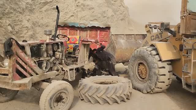 Бедный трактор не выдержал. Пакистанский ремонт