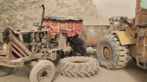 Бедный трактор не выдержал. Пакистанский ремонт