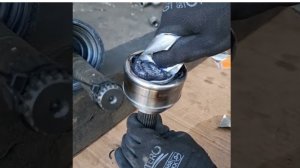 Процесс установки шарнира CV на полуось #shotsvideo #автомобиль #механик
