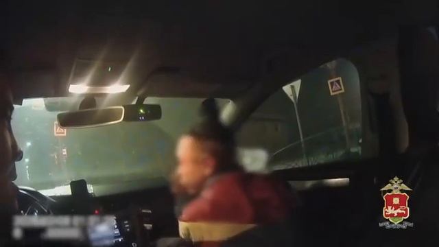 Пил только квас: водитель после погони расплакался перед экипажем ДПС из-за разбитой иномарки