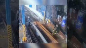 Разгрузил весь товар за несколько секунд и элегантно катапультировался.