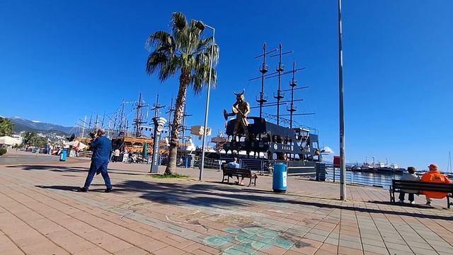 ПОШЛА ГУЛЯТЬ И ОБЪЕЛАСЬ ПИЦЕЙ НА ЛАВОЧКЕ смотреть онлайн