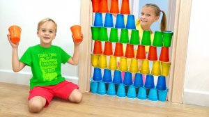 Дети учатся делиться и играют с цветными стаканчиками