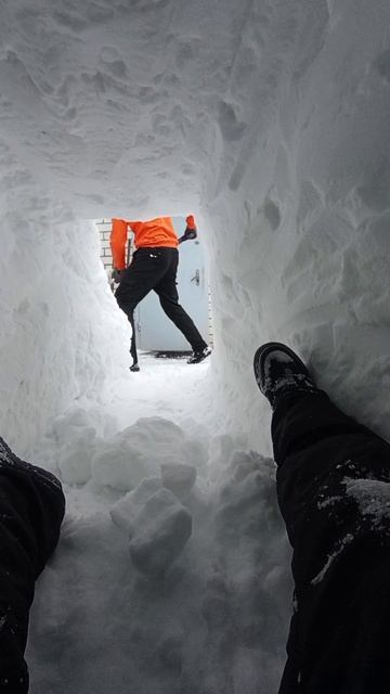 Строим снежную пещеру