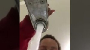 Мемное видео "Индус под водой" (Hello How Are You I Am Underwater, please help me!)