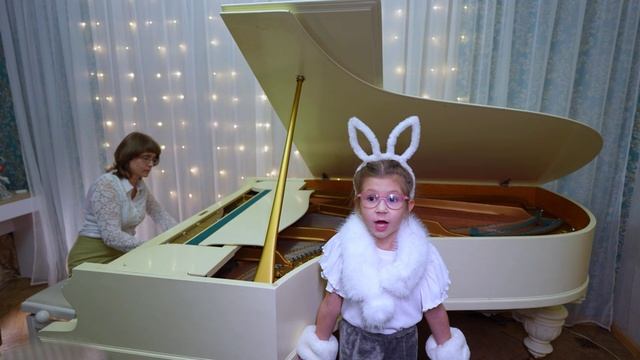 "Зайчик" Слова О. Зыковой, музыка П. Зыковой, поёт Ю. Кальник. смотреть онлайн