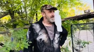 Мы пришли проведать наших попугаев, как всегда Жорик кинулся ко мне, а Кира к Владу)))