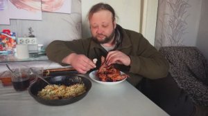 Кушаю вкусную вермишельку с копчеными крылышками ПОДВАЛ ИЛЬИЧА сибирский день