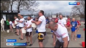 Сегодня люди обливались холодной водой по всему миру