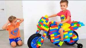Влад и Ники катаются на игрушечном спортивном мотоцикле и играют с игрушками.