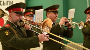 песня "Смуглянка" - исполняет военный ансамбль