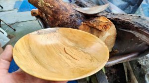 Тарелка из самшита с инжировыми вставками и тарелка из хурмы.