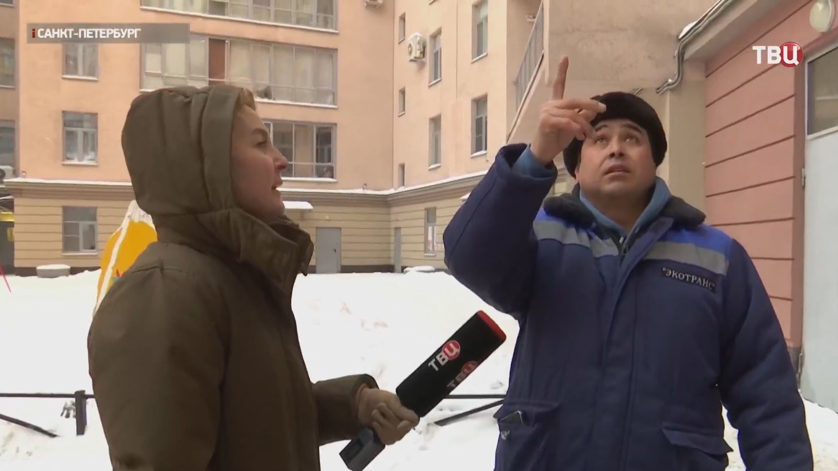 В Петербурге дворник поймал выпавшего из окна ребёнка смотреть онлайн