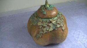 Стеклянную банку превратила - в тыкву органайзер .