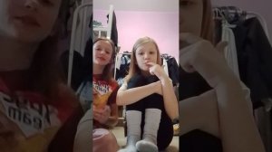 едим сладости вместе с подругой