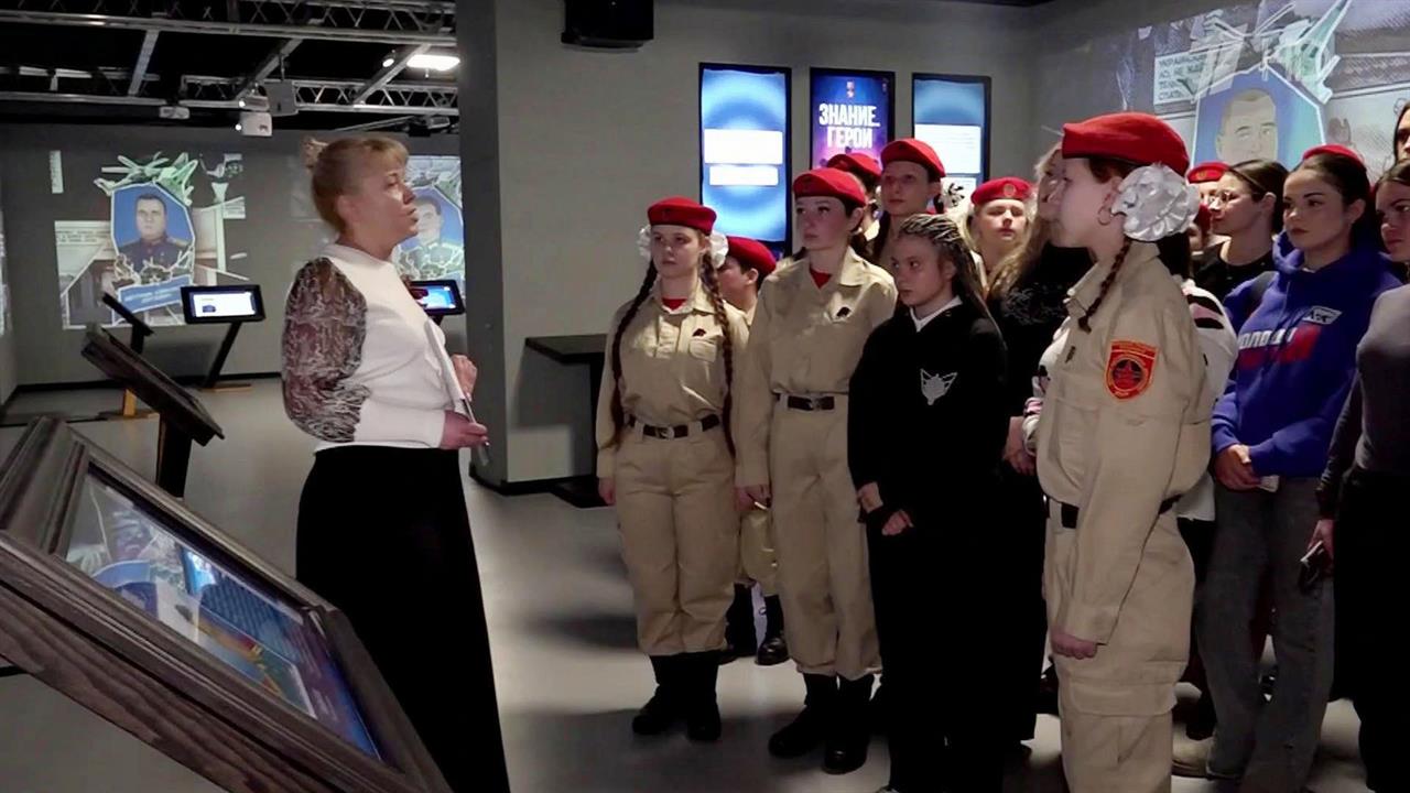 О подвигах на передовой рассказывает большой выставочный проект "Знание. Герои". смотреть онлайн