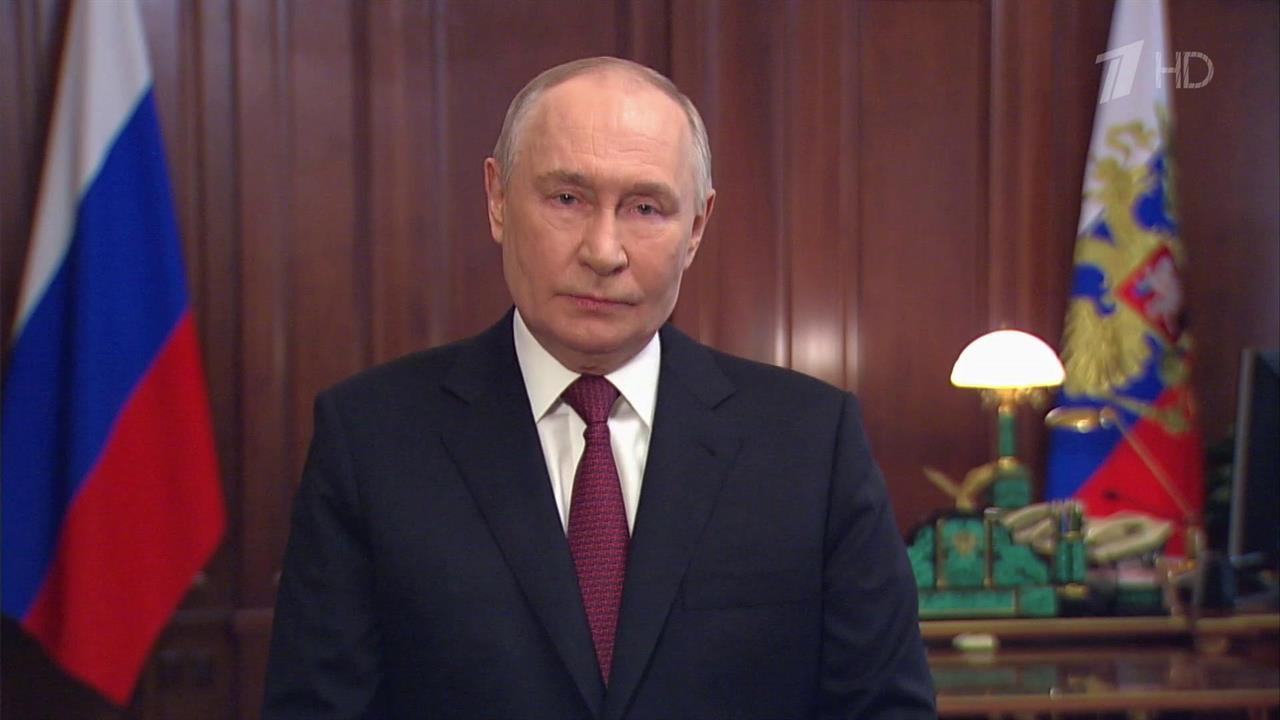 Владимир Путин в поздравлении отдельно обратился к тем, кто сейчас защищает интересы Родины. смотреть онлайн