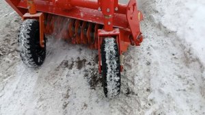 Навесное оборудование на МТЗ-320 для механического удаления бугристого снежного наката и льда.