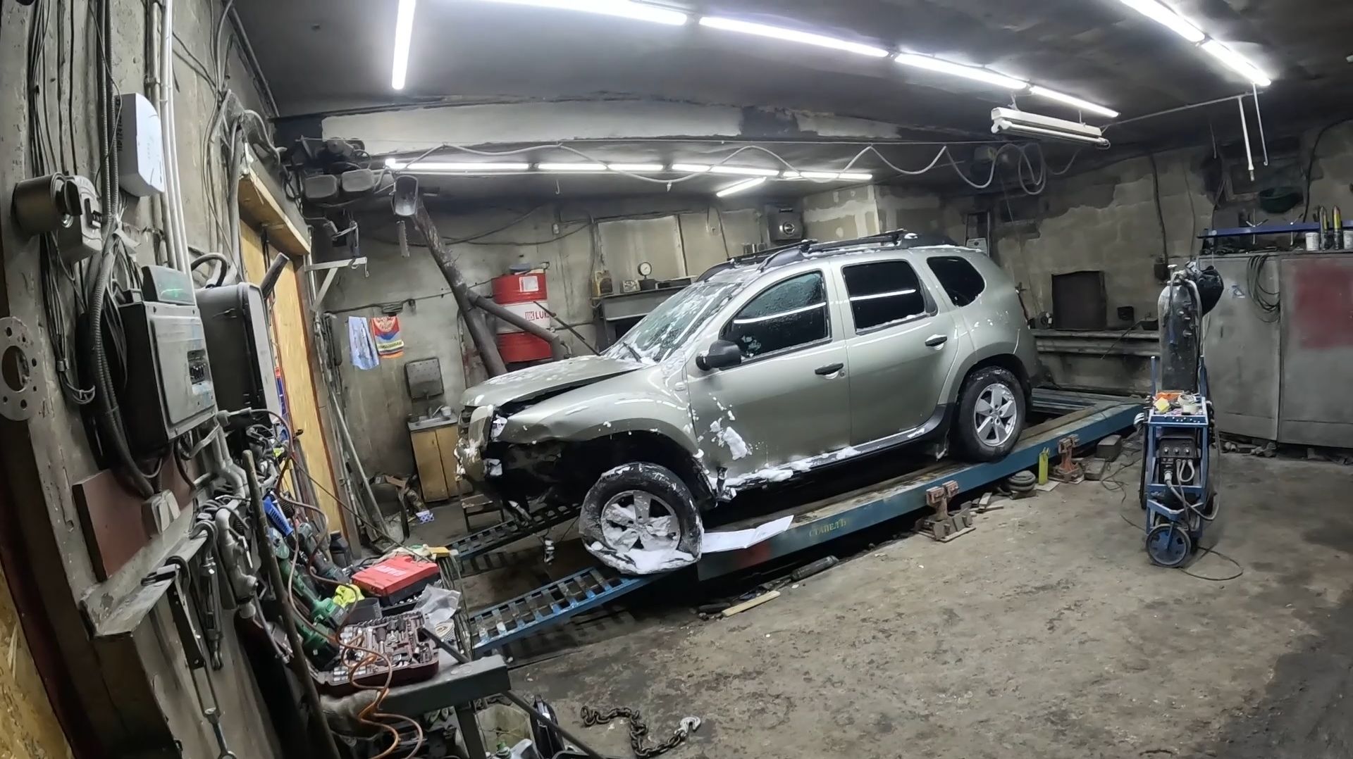 Renault Duster сильный удар в бетонный блок