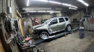 Renault Duster сильный удар в бетонный блок