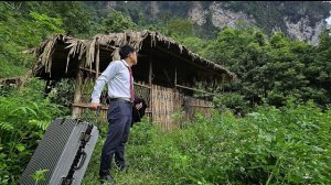 Мужчина бросает жизнь в городе, чтобы вернуться в родное село и  восстановить старинный дом. Серия 1