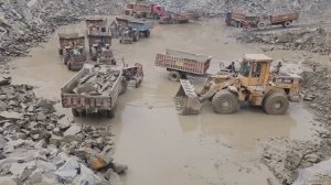 Карьер. Грязь. Много техники. Погрузка. Пакистан