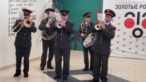 марш "Идёт солдат по городу" - военный ансамбль