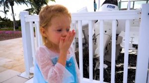 Disney Frozen Sleigh Ride and saving toys