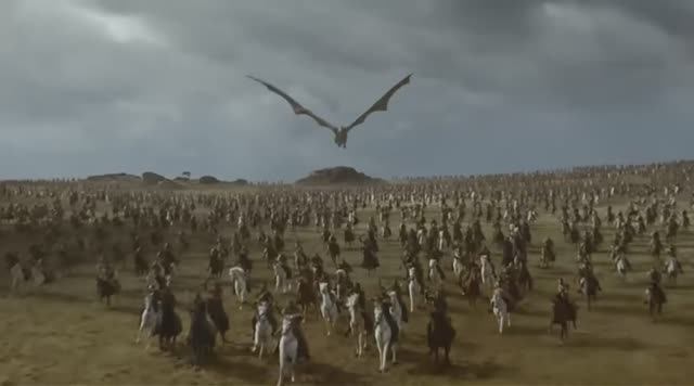 Дейнерис  на драконе Дрогоне напала на армию Серсеи