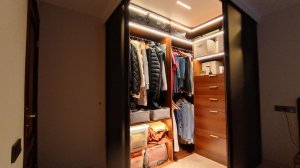 Гардеробная система хранения с раздвижной перегородкой и угловым шкафом 043