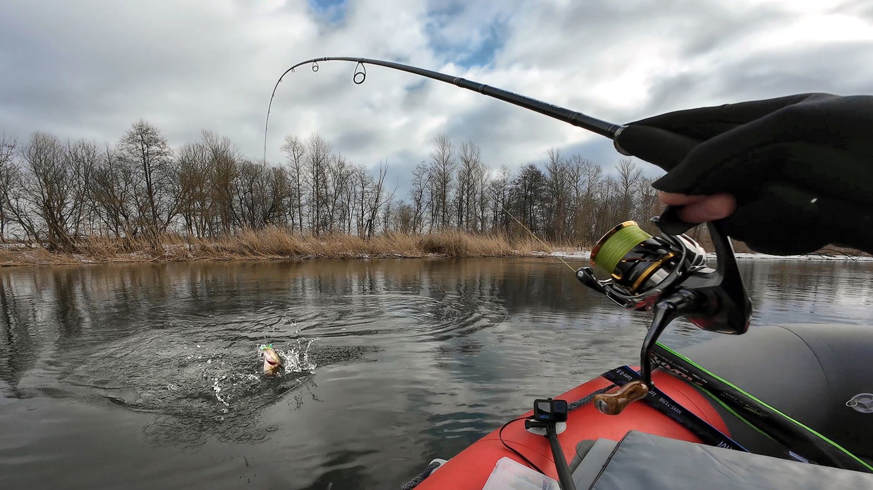 Первая рыбалка с лодки! ловлю щуку и окуней на спиннинг c лодки смотреть онлайн