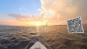 Катер уходит в закат