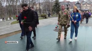 В Махачкале возложили цветы к памятнику «Воину-освободителю»