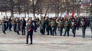 Владимир Путин возложил венок к Могиле Неизвестного Солдата в Александровском саду в Москве.